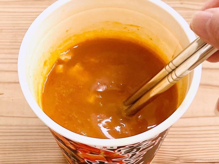 蒙古タンメン中本 辛旨味噌の残り汁と卵をかき混ぜている様子