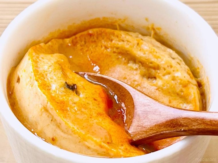 蒙古タンメン中本 辛旨味噌の残り汁で作った茶碗蒸しにスプーンを入れている様子