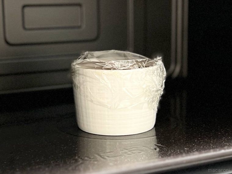 白い耐熱容器を電子レンジの庫内に入れた様子