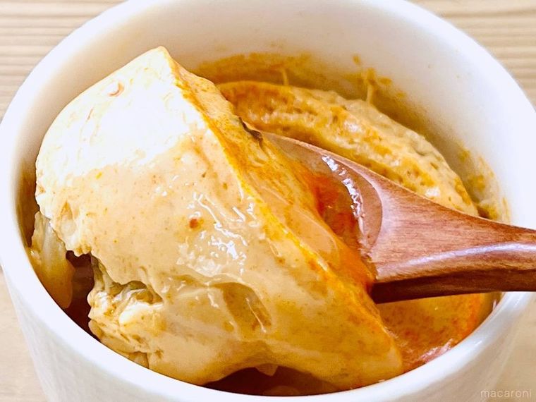 蒙古タンメン中本 辛旨味噌の残り汁で作った茶碗蒸しをスプーンですくった様子