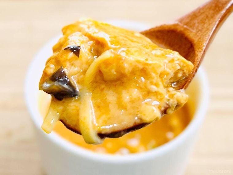 蒙古タンメン中本 辛旨味噌の残り汁で作った茶碗蒸しをスプーンですくった様子