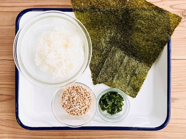 酢飯、焼き海苔、フリーズドライ納豆、みじん切りの大葉
