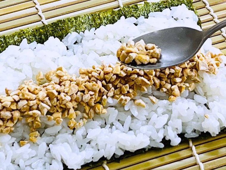 フリーズドライ納豆で納豆巻きを作っている様子