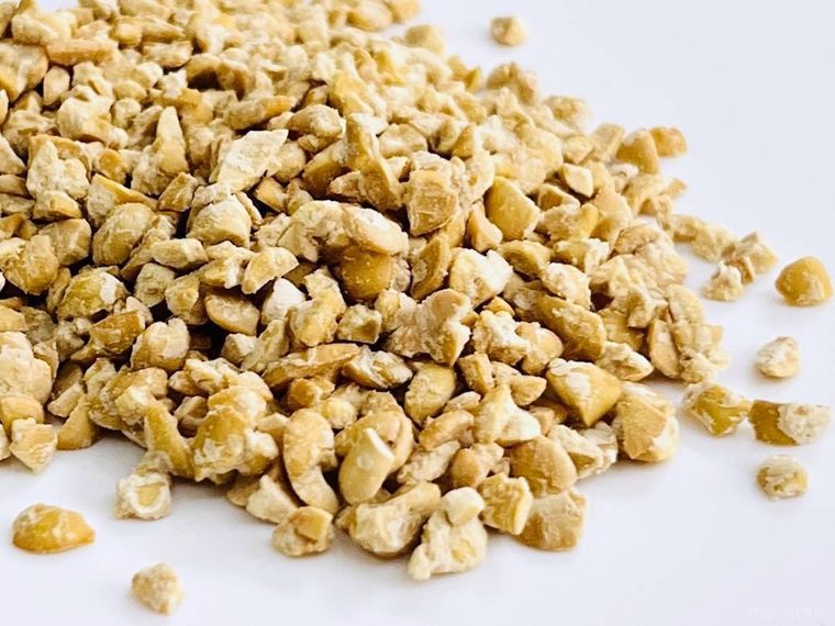 フリーズドライ納豆を白い皿に出した様子