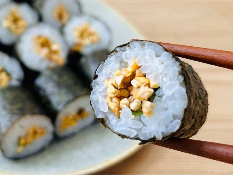 フリーズドライ納豆で作った納豆巻きを箸で持ち上げている様子