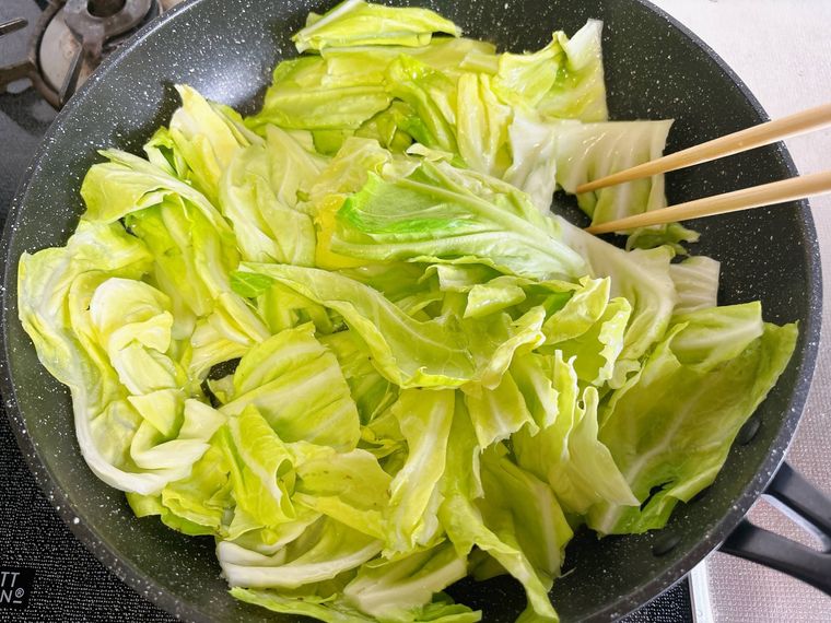 フライパンで春キャベツを炒めている様子