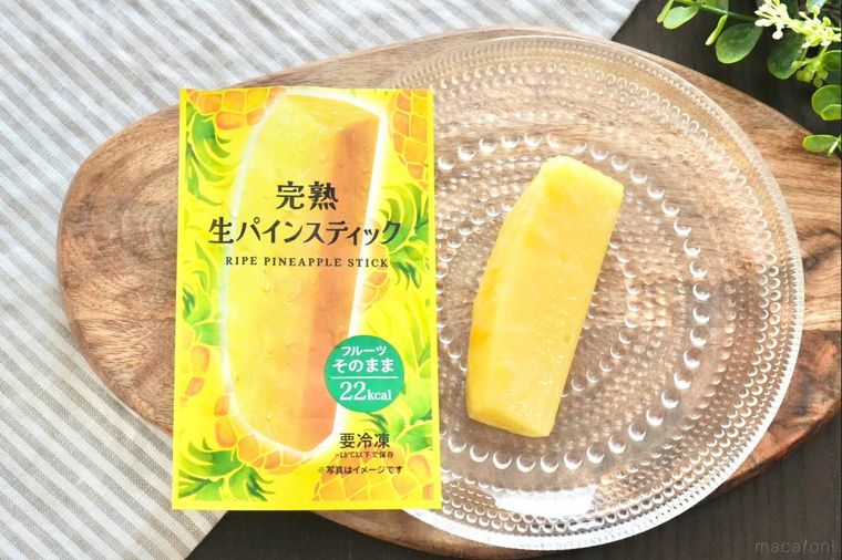 木のカッティングボードとガラスの器にのった冷凍完熟パイナップルスティック