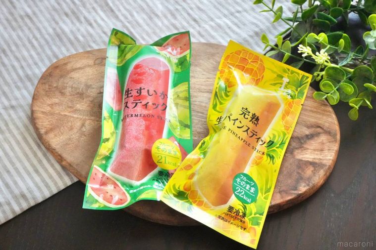 木のカッティングボードにのったすいかと完熟パインの冷凍フルーツスティック