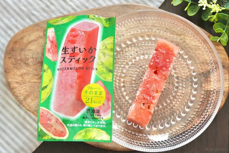 木のカッティングボードとガラスの器にのったすいかの冷凍スティック