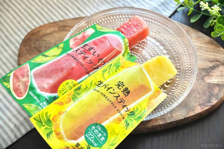 木のカッティングボードとガラスの器にのったすいかと完熟パインの冷凍スティックフルーツ