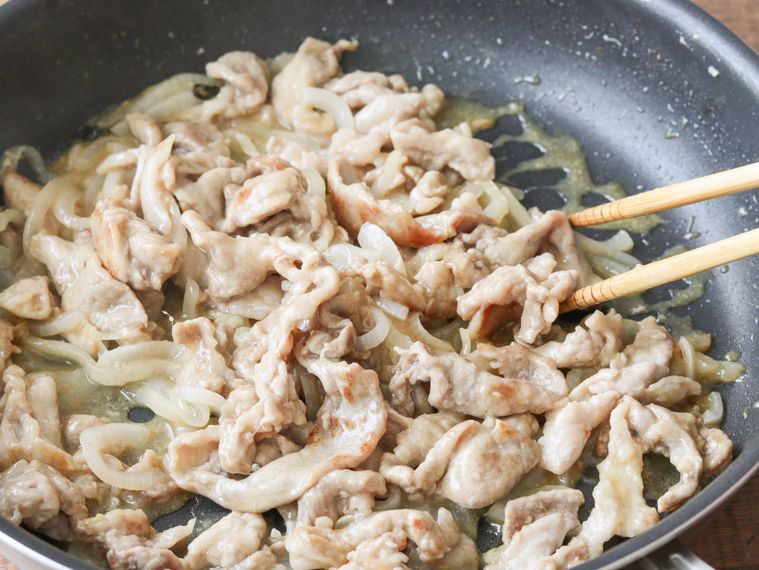 炒めた生姜焼きの具材に合わせ調味料を加えている。