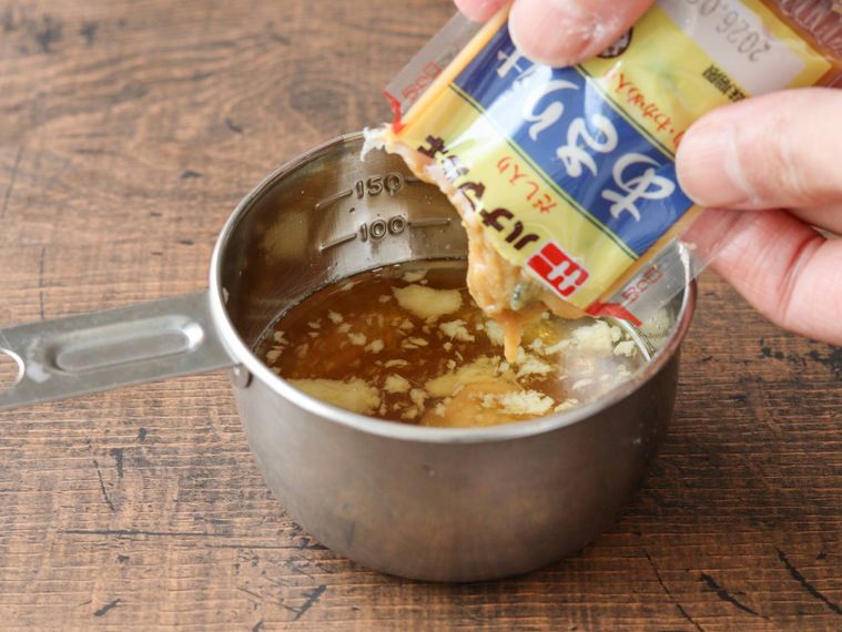 合わせ調味料にインスタント味噌汁を加えている