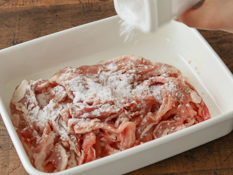豚こま肉に片栗粉をふっている