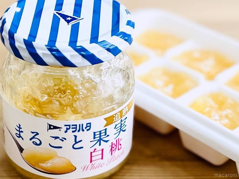 アヲハタ まるごと果実 白桃の瓶と、ジャム氷が入った製氷皿