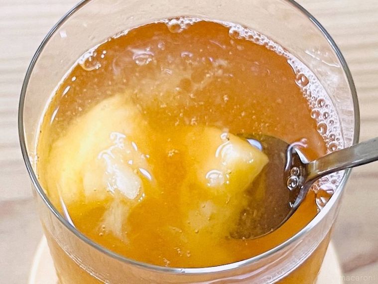 ジャム氷が入ったアイスティーをスプーンでかき混ぜている様子