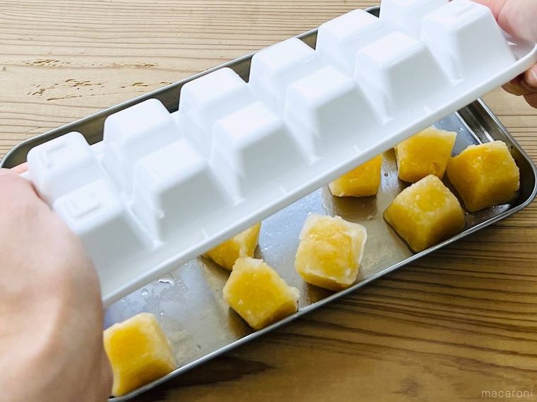 アヲハタ まるごと果実 白桃で作った氷を製氷皿から取り出している様子