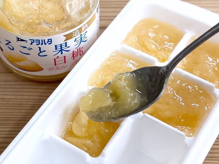 アヲハタ まるごと果実 白桃を製氷皿に入れている様子