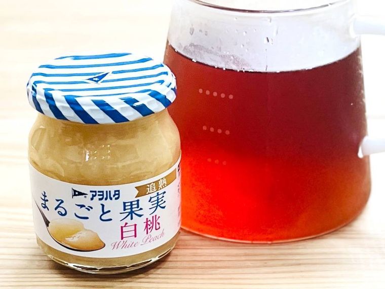 アヲハタ まるごと果実 白桃の瓶と、アイスティーが入ったピッチャー