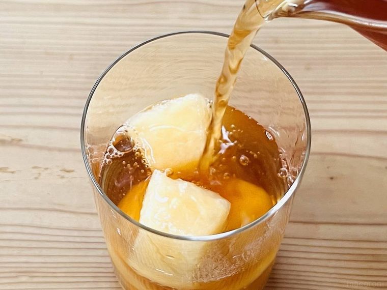 ジャム氷が入ったグラスにアイスティーをそそいでいる様子