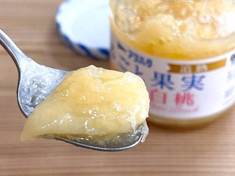 アヲハタ まるごと果実 白桃をスプーンですくった様子