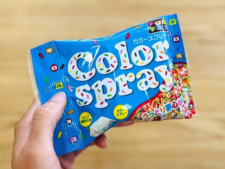 チロルチョコのカラースプレーを手で持っている様子