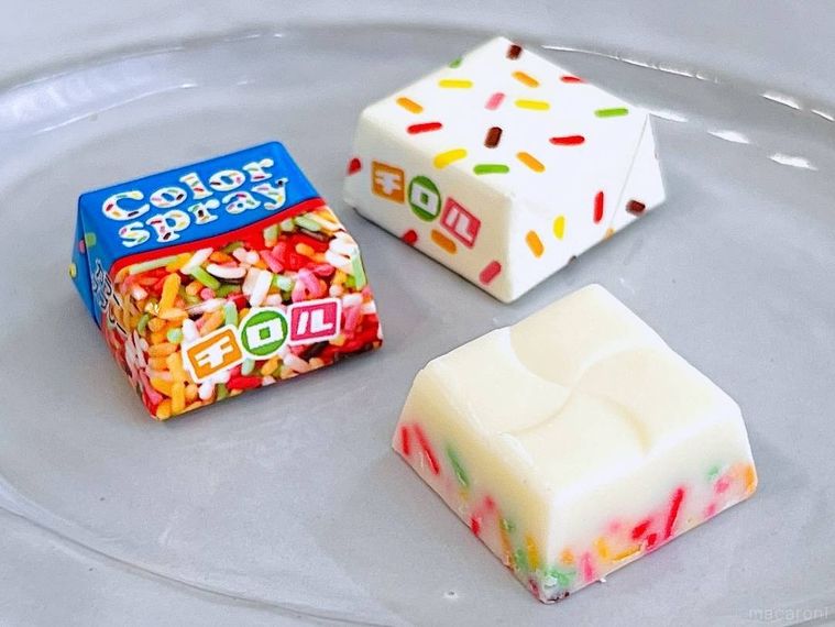 チロルチョコのカラースプレーが3個並んでいる様子