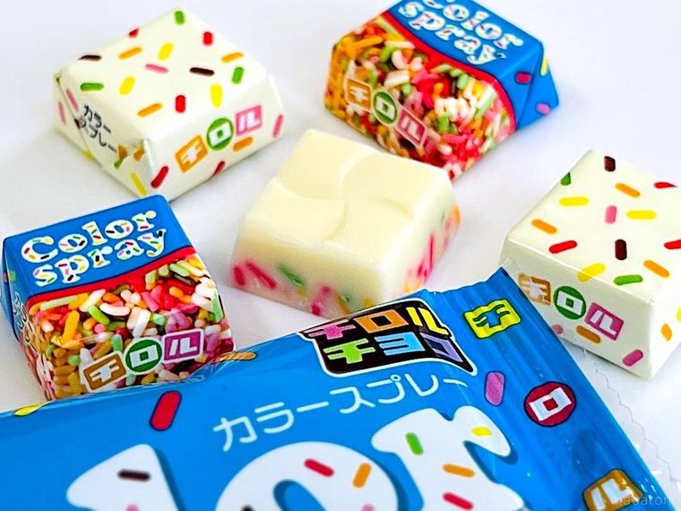 チロルチョコのカラースプレーをパッケージから出した様子