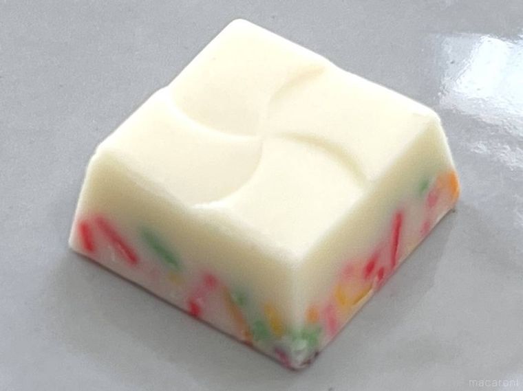 チロルチョコのカラースプレーを皿に出した様子