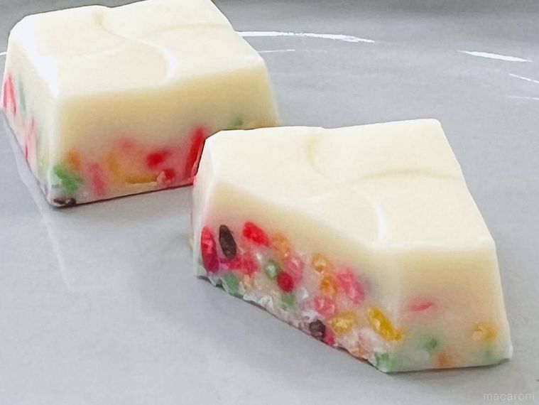 チロルチョコのカラースプレーをカットした様子