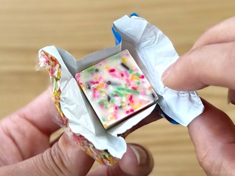 チロルチョコのカラースプレーの包みを開いている様子