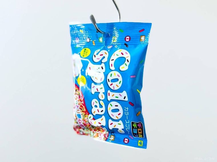 チロルチョコのカラースプレーをS字フックに吊るした様子