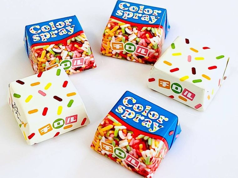 チロルチョコのカラースプレーを外袋から出した様子
