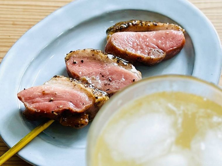 ファミリーマートの燻製あい鴨ロース串とハイボール