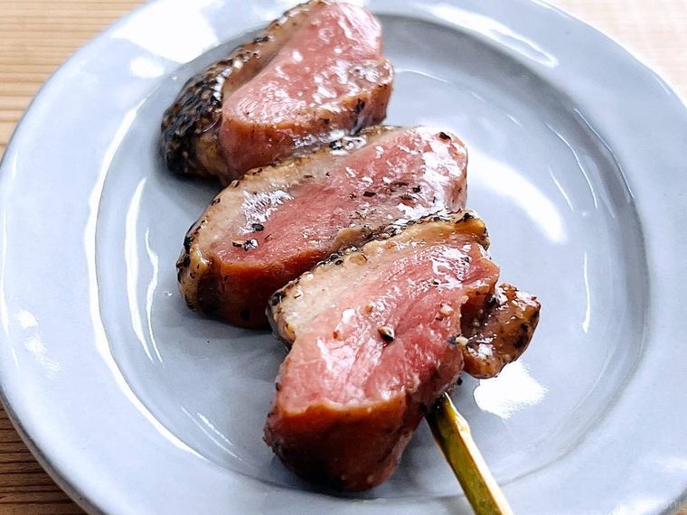 ファミリーマートの燻製あい鴨ロース串を皿に盛り付けた様子