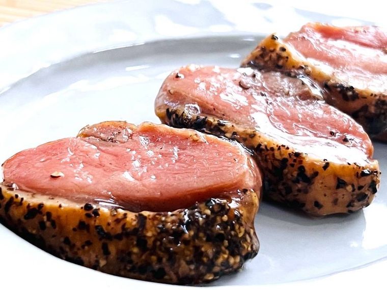 ファミリーマートの燻製あい鴨ロース串を皿に盛り付けた様子