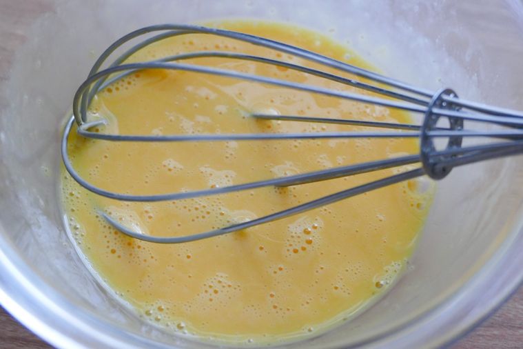卵液を泡だて器で混ぜる様子