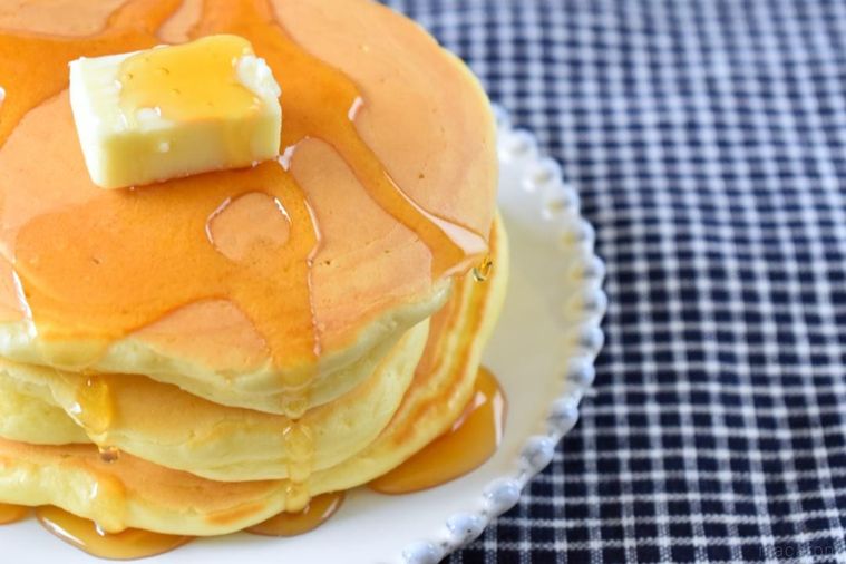 バターとはちみつをトッピングしたホットケーキ