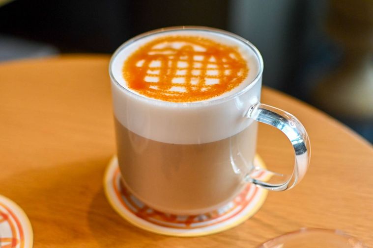 ホットのキャラメルマキアート