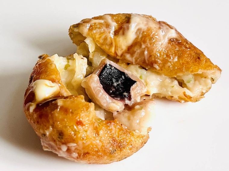 セブンイレブンの揚げたこ焼きを半分に割った様子