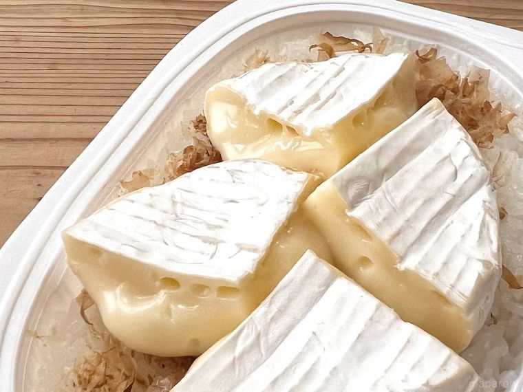 パックごはんにかつおぶしとカマンベールチーズをのせた様子