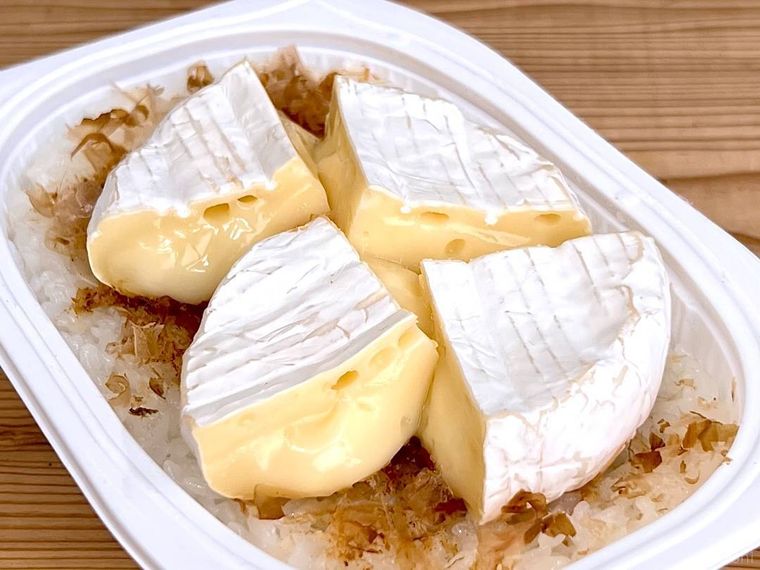 パックごはんにかつおぶしとカマンベールチーズをのせた様子