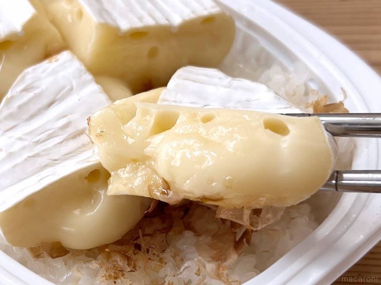 カマンベールチーズを箸でつかんでいる様子