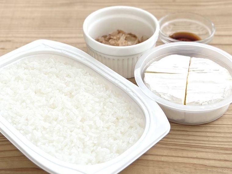 パックごはん、カマンベールチーズ、かつおぶし、しょうゆ