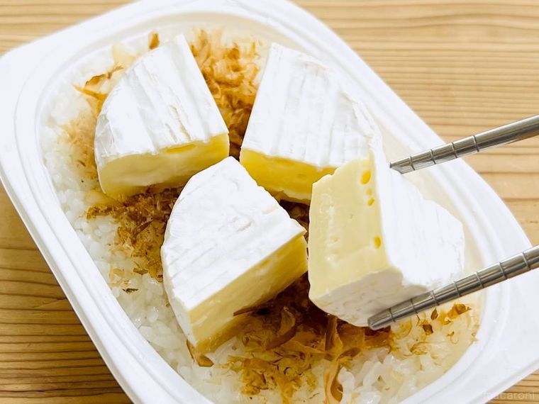 パックごはんにかつおぶしとカマンベールチーズをのせている様子