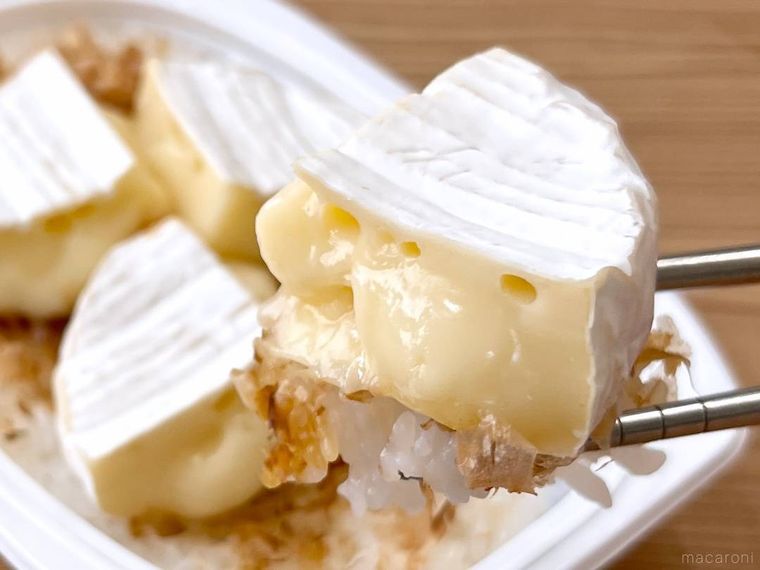 おかかごはんとカマンベールチーズを箸で持ち上げている様子