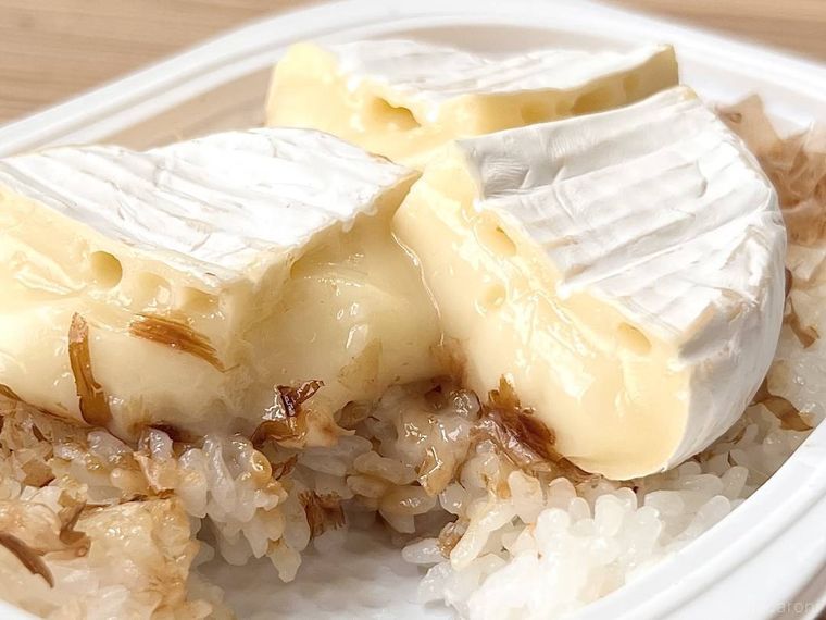 パックごはんにかつおぶしとカマンベールチーズをのせた様子