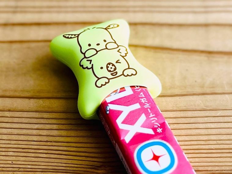 コアラのマーチくんポチャッコデザインのガムキャップをガムに装着した様子