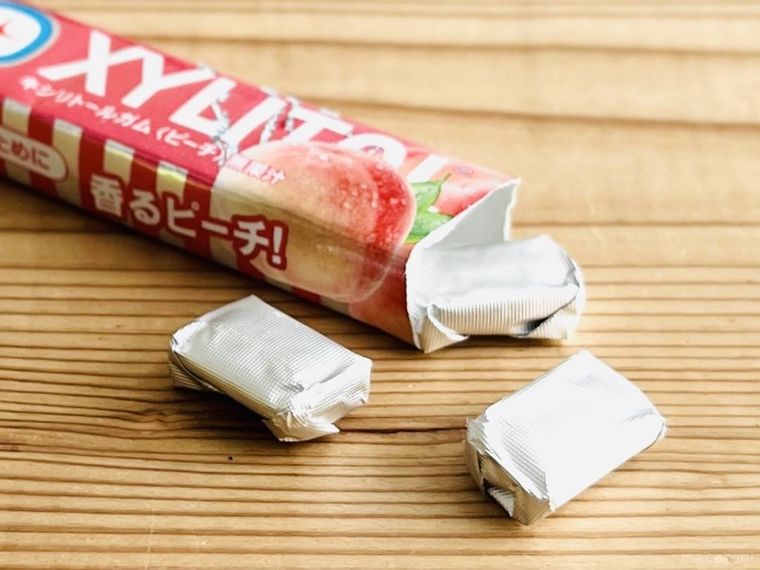 ガムの中身が散らばった様子