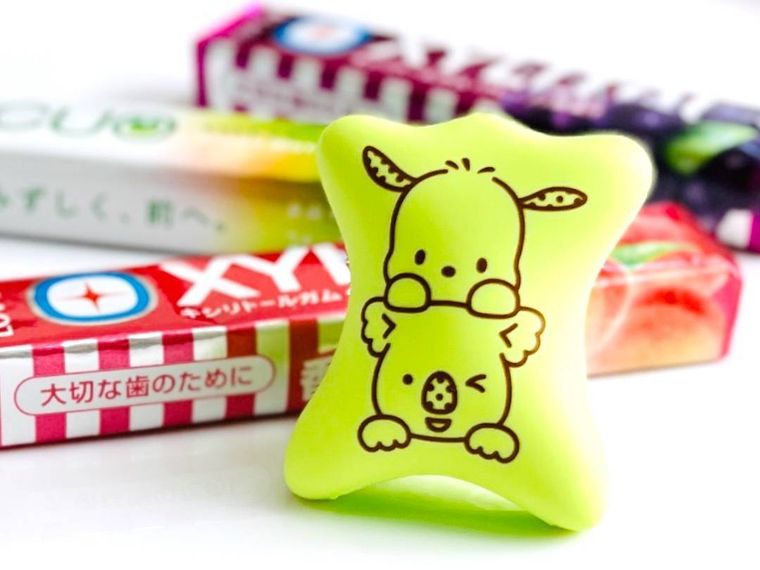 ロッテのガム3個と、コアラのマーチくんポチャッコデザインのガムキャップ