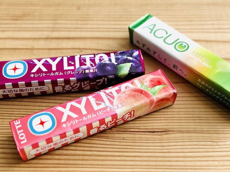 ロッテの3種類のガムがテーブルに置かれている様子